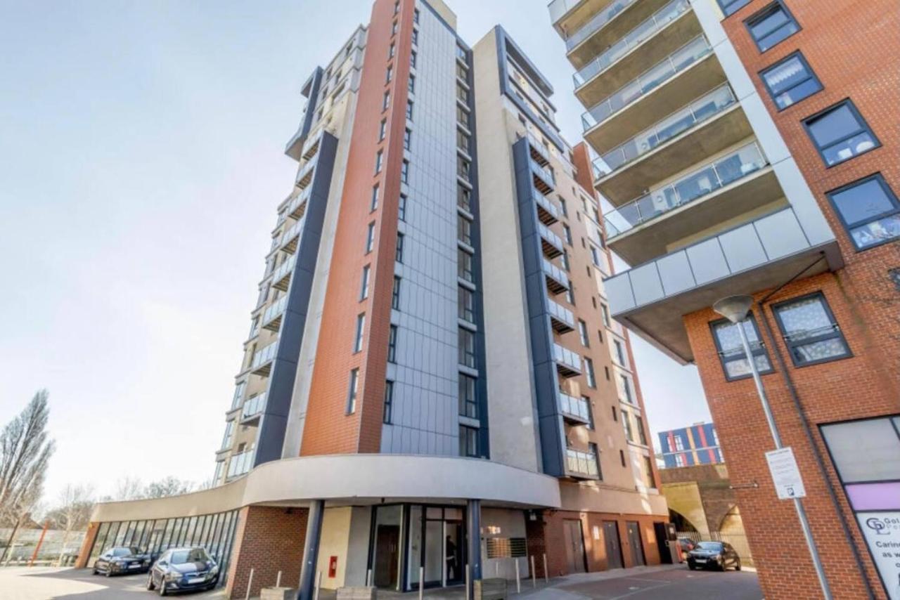 Lovely Luxury 1-Bed Apartment In Wembley Londres Exterior foto